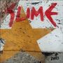 Roter Schriftzug "SLIME" und "ZWEI" auf Beton, gelber Stern als Hintergrund., 2 LPs