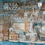 „SULLA PIAZZA ― CONSORT LA CAPRIOLA“. Eine Stadtansicht im Illustrationsstil mit vielen Gebäuden und einem Turm., CD