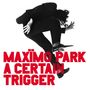 Roter Text: "MAXÏMO PARK A CERTAIN TRIGGER". Eine Person in Bewegung, schwarz-weiß, auf weißem Hintergrund.