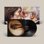 Texte: „Cameron Winter“. Kunstwerk zweier Personen beim Nahkontakt, Schallplatte davor., 2 LPs