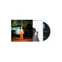 Kleiner Text in Blau. Person in rotem Outfit verschwommen bei Nacht. Rechts CD mit schwarzem Hintergrund., CD