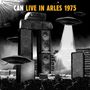 Text: "CAN LIVE IN ARLES 1975". Illustration von UFOs über antiken Mauern, Lautsprechertürmen und Lichtstrahlen.