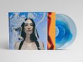 Auf einem blauen Hintergrund steht eine Frau mit dunklen Haaren. Links und rechts sind ein oranger Streifen und eine blaue Vinyl-Schallplatte zu sehen., 2 LPs
