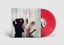 Text: "The Way You Talk Reminds Me of Home". Eine Schallplatte in Rot, daneben das Coverbild mit Figuren hinter einem Vorhang., LP