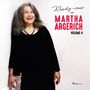 "Rendez-vous with Martha Argerich Volume 4." Eine lächelnde Frau mit langem grauem Haar, schwarze Kleidung., 5 CDs