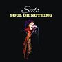 Text: "Sulo Soul or Nothing." Eine Person singt leidenschaftlich in ein Mikrofon, umhüllt von einem bunten Schal., CD