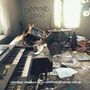 "Diamond Dogs" in großen Buchstaben an der Wand. Darunter chaotischer Raum mit umgestürzten Möbeln und einem Keyboard., CD