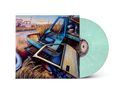 Illustration eines Schrottplatzes mit Autoteilen, hohem Gras und einem alten Truck im Hintergrund. Mintgrünes Vinyl sichtbar.
