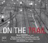 "ON THE TRAIL" in großen weißen Buchstaben, darunter Details zu Musikern und einem Orchester. Hintergrund: Bahnstrecke.