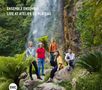 "ENSEMBLE ENSEMBLE LIVE AT ATELIER DU PLATEAU." Fünf Personen stehen und sitzen in einer üppigen, grünen Landschaft., CD
