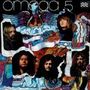 Text "omega 5". Fünf Köpfe vor buntem, psychedelischem Hintergrund., CD