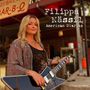 Filippa Nässil, American Diaries. Eine blonde Frau mit Gitarre, lächelt in die Kamera. Im Hintergrund ein BAR-B-Q-Schild., CD