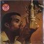 Roter Sticker: "JORGE BEN". Ein Mann singt konzentriert in ein Mikrofon. Dunkler Hintergrund., LP