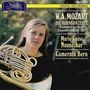 W.A. Mozart, Die Hornkonzerte. Marie-Luise Neunecker, Camerata Bern. Frau mit Horn, grüner Hintergrund.