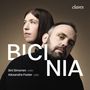 Text: "BICINIA, Sini Simonen violin, Alexandre Foster cello". Zwei Personen, Frau und Mann, blicken ernst in verschiedene Richtungen., CD