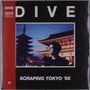 Text: "DIVE", "SCRAPING TOKYO '95". Ein Mann vor beleuchteten traditionellen japanischen Gebäuden bei Dämmerung., LP