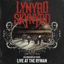 Text: "LYNYRD SKYNYRD", "Celebrating 50 Years: Live at the Ryman". Drei Musiker auf einer Bühne, umgeben von Publikum.