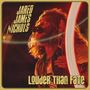 Text: "Jared James Nichols", "Louder Than Fate". Ein Musiker singt leidenschaftlich in ein Mikrofon, Gitarre in der Hand., CD