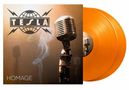 "TESLA" und "HOMAGE". Retro-Mikrofon, orangenfarbene Vinylplatten, rauchiger Hintergrund., 2 LPs