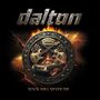 "Rock Will Never Die" in goldener Schrift. Metallisches Logo mit zwei Gitarren, einem Auto und Flammen im Hintergrund., CD