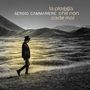 La pioggia che non cade mai, Sergio Cammariere. Mensch mit Hut geht durch eine bergige, wolkenverhangene Landschaft.