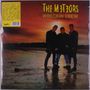 "The Meteors Wreckin' Crew" in gelber Schrift; drei Personen stehen am Strand bei Sonnenuntergang.
