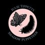 Oben steht "JULIE TIPPETTS", unten "SHADOW PUPPETEER". Eine filigrane Illustration eines Schmetterlings vor rosa Kreis.