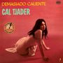 „Demasiado Caliente“ und „Cal Tjader“ sind in großen Buchstaben zu sehen. Eine Frau kniet auf einem pinken Hintergrund.