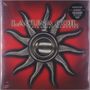 „Lacuna Coil Unleashed Memories“. Ein Sonnenmotiv auf rotem Hintergrund mit metallischem, zentralem Element.