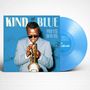 "Kind of Blue", "Miles Davis" in großen Buchstaben auf blauem Hintergrund. Miles spielt Trompete, daneben eine blaue Schallplatte., LP