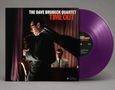 "The Dave Brubeck Quartet TIME OUT" steht auf einem Albumcover mit Saxophonspieler. Daneben eine lila Vinyl-Schallplatte., LP