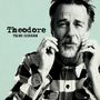 Text: "Theodore Theo Sieben". Ein älterer Mann mit Bart zieht an seinem Hemdkragen. Schwarz-weißes Porträt., CD