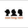 Text: "case/lang/veirs". Drei schwarze Silhouetten im Profil, nebeneinander auf weißem Hintergrund.