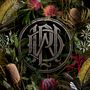Dekoratives Logo mit verschlungenen Buchstaben in der Mitte. Umgeben von farbenfrohen Blumen und Blättern., 2 CDs