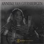 "Oberhalb: ANNEKE VAN GIERSBERGEN; Unten: live on 2 meter sessions. Frau mit Kopfhörern und Gitarre vor Mikrophon.", CD