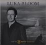 "LUKA BLOOM" oben, "live on 2 meter sessions" unten. Mann im Anzug auf einem Steg mit Leuchtturm im Hintergrund., CD