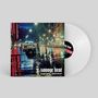 "Savage Beat: Bright Lights, Tall Shadows" steht über einer nächtlichen Straßenszene mit Lichtern und einem weißen Vinyl., LP