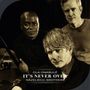Text: "Ola Onabulé, It's Never Over, Hazelrigg Brothers." Drei Männer in einem dunklen Raum, warm beleuchtet., CD