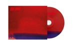 Texte: "STAY LONELY STAY LONELY", "RED SHOES". Rotes CD-Cover mit blauem und rotem Farbverlauf, beiliegende CD.
