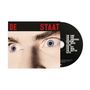 "DE STAAT" in Rot, Gesicht mit weit geöffneten Augen, CD-Titel: "THE KING", "THE FIRE", "THE UNDERDOG", "FREEDOM", usw., CD