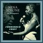 „NINA SIMONE at Newport“, „FORBIDDEN FRUIT“, „2LP“. Nina Simone singt mit Mikrofon in der Hand. Portrait von ihr links.
