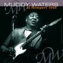 "MUDDY WATERS at Newport 1960" steht oben. Schwarz-Weiß-Foto eines Mannes, der Gitarre spielt und singt., LP