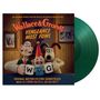 Titel: "Wallace & Gromit: Vengeance Most Fowl". Grüne Schallplatte, Wallace und Gromit mit einem Wichtel.