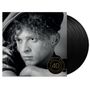 "SIMPLY RED 40 RECOLLECTIONS." Schwarz-Weiß-Foto eines nachdenklichen Mannes mit lockigem Haar und Schallplatten., 4 LPs
