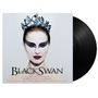 "Black Swan. A film by Darren Aronofsky. Original score by Clint Mansell. Original Motion Picture Soundtrack." Eine Frau trägt eine dunkle Krone und dramatisches Make-up in Weiß und Schwarz. Daneben eine Schallplatte., LP