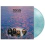 „FOCUS MOVING WAVES“ steht über einem violett-blauen Wasserhintergrund. Vier Männer sind darunter abgebildet., LP