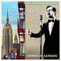 "Souvenirs" steht oben, "DENNIS VAN AARSSEN" unten. Links Skyline, rechts Mann im Anzug mit Mikrofon vor Ziegelwand. , LP