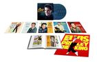 Elvis Presley Alben und ein Buch über ihn sind ausgestellt, mit einem großen Plakat: "Elvis Presley The King"., 5 LPs und 1 Buch