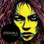 "STOVALL MICROWAVE" in Weiß auf einem schwarzen Kreis, dahinter ein buntes, abstraktes Gesichtsporträt in Gelb und anderen Farben.