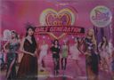 „Girls' Generation“ steht groß in leuchtenden Buchstaben vor einem bunten Hintergrund mit mehreren Frauen in auffälligen Outfits., 1 CD und 1 Buch